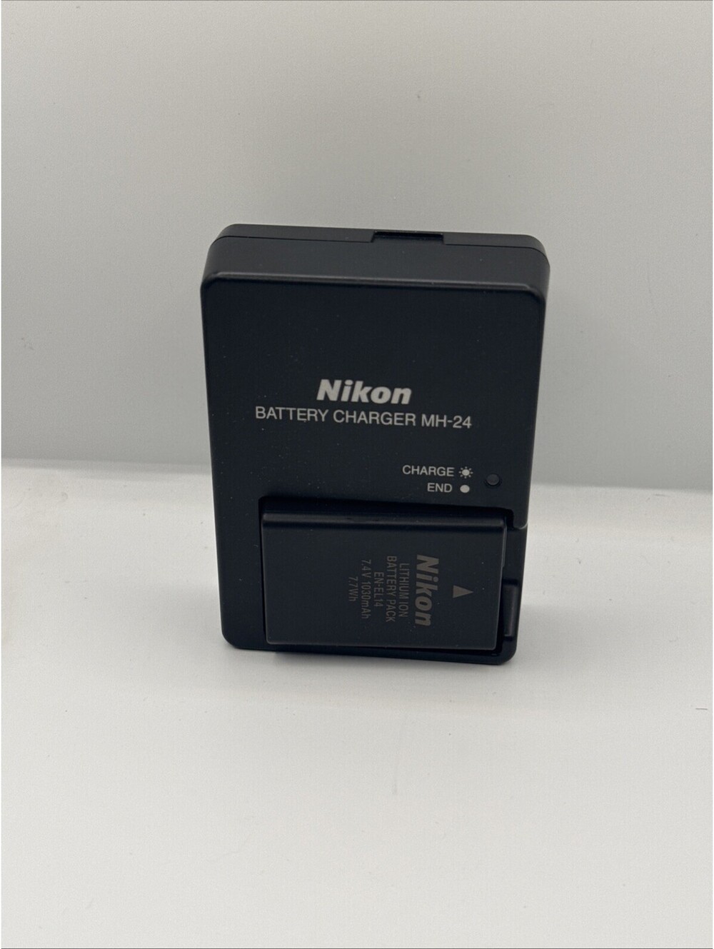 Genuine NIKON MH-63 Battery Charger And Lithium-Ion EN-EL10 Coolpix Battery